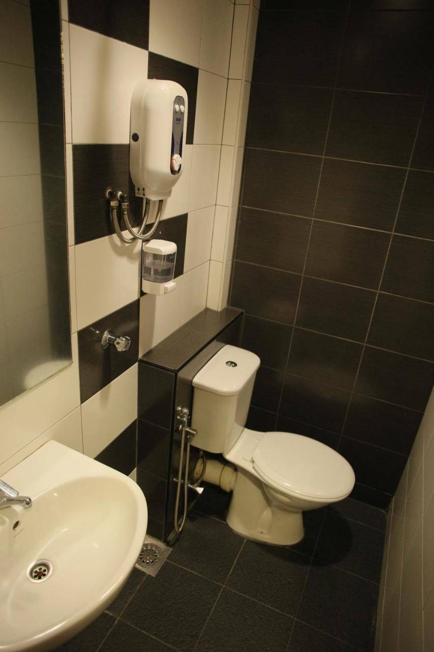 N K Hotel Muar Extérieur photo